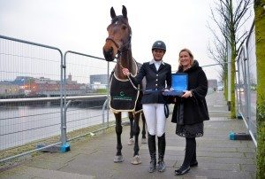 Elaine Hatton (International Marketing Director, Horse Sport Ireland) congratulates Aisling Byrne & Wellview Classic Dream (ISH) – winners of the 2016 Irish Horse Gateway Amateur GP at the Equestrian.com Liverpool International Horse Show.